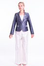 veste spencer en soie de taffeta grise, cintrée, fausse poches passepoils à revers, col cranté, pantalon blanc en soie naturelle