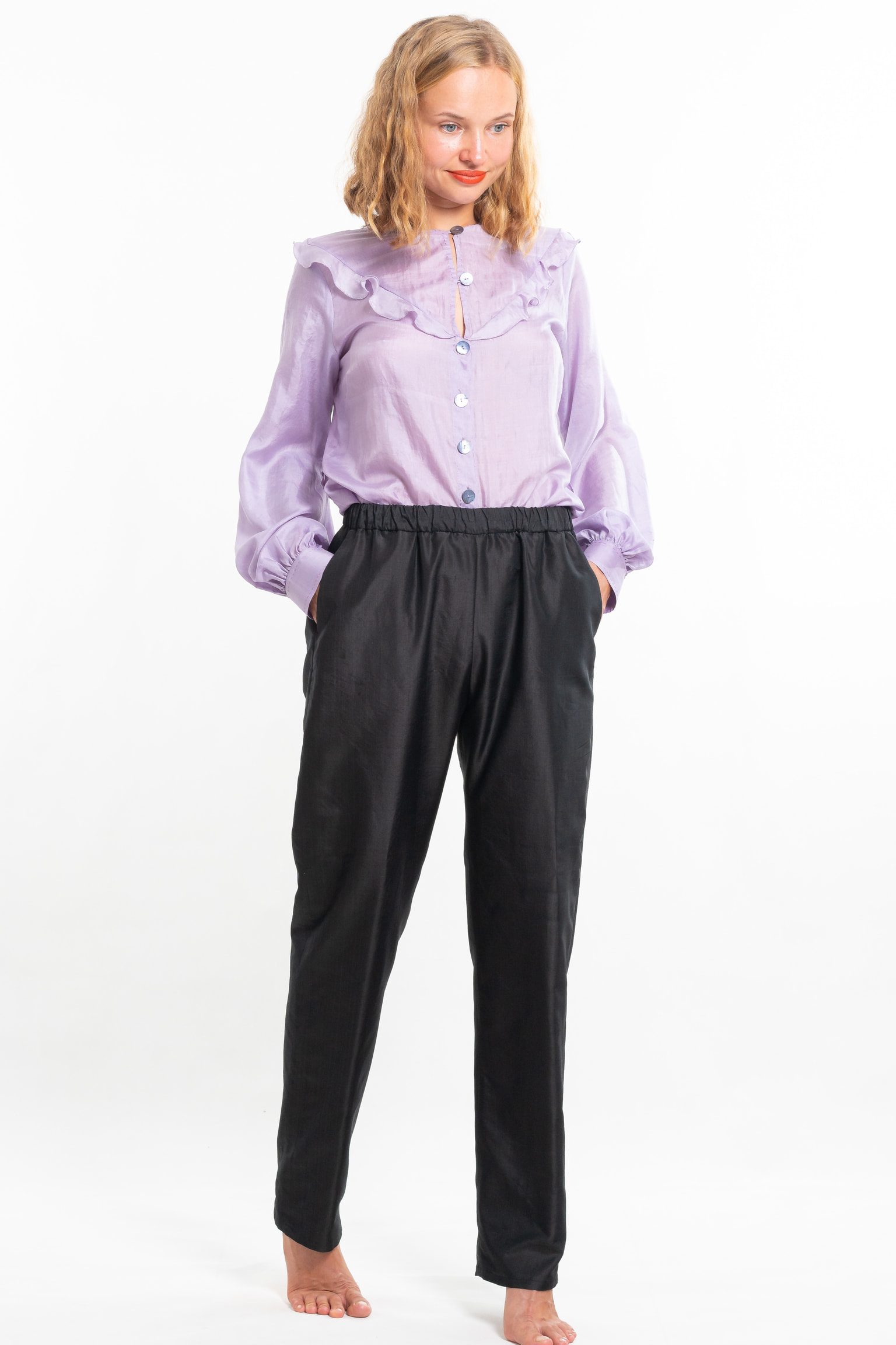 pantalon noir en soie naturelle, taille élastique, devant